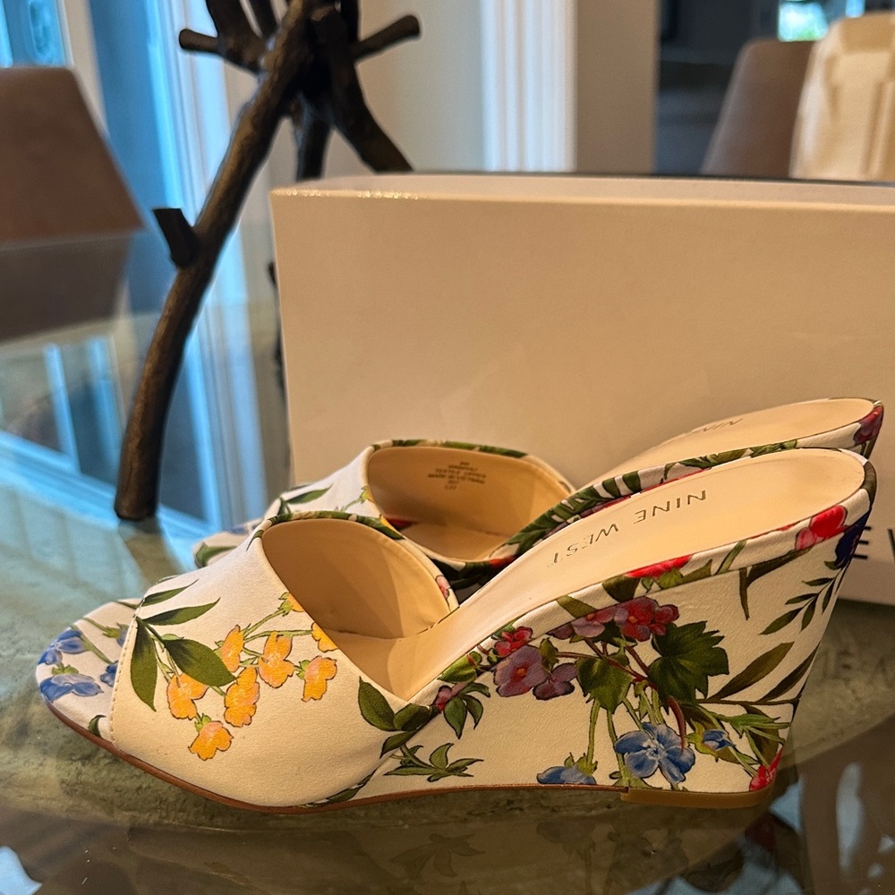 $95 Nine West Floral Wedge Sandals - Red and Green Sz 8 New In Box - Picture 7 of 16